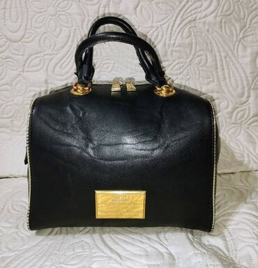 torba crna: Moschino prelepa crna torba Efektna i nesvakidašnja Moschino torba u