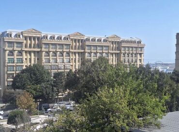 18 yaşdan aşağı iş: Bakı, 3 otaqlı, Köhnə tikili, m. İçərişəhər, 80 kv. m