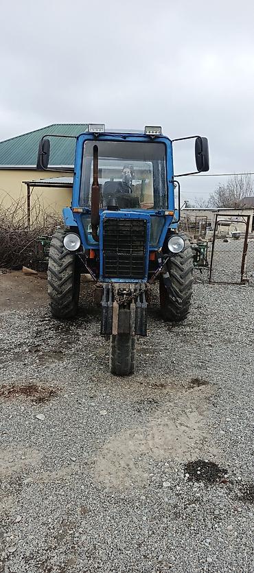 traktor yumze: Belarus MTZ təkərli traktor və asılan püskürdücü və gübrə səpənlə — 1