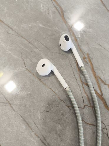 Audio: Apple orginal qulaqcıq.
üzərində qoruyucu var, istəyən çıxara bilər