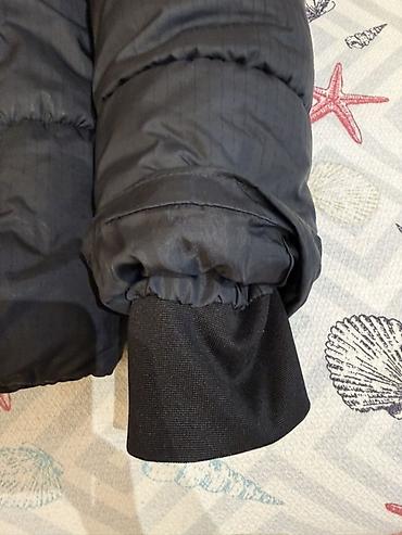 Верхняя одежда: Levi’s qara rəngli qışlıq puffer gödəkçə - Model: kapüşonlu, ön — 4