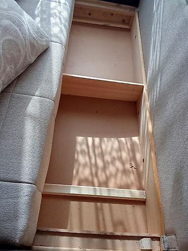 Sofe i kaučevi: Trosed/sofa sa elegantnim talasastim naslonima i bočnim naslonima od — 8