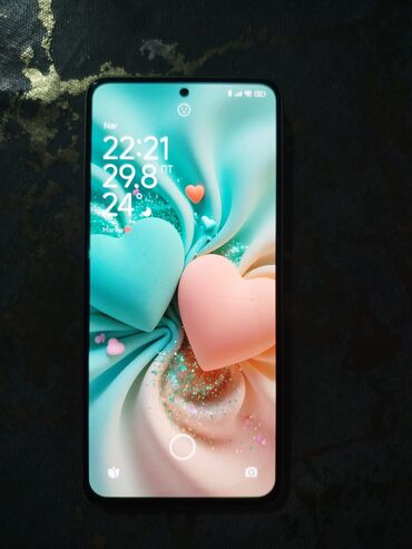 redmi 8a ekran: Redmi markalı, yaşıl rəngli smartfon. Cihazın arxa tərəfində iki böyük