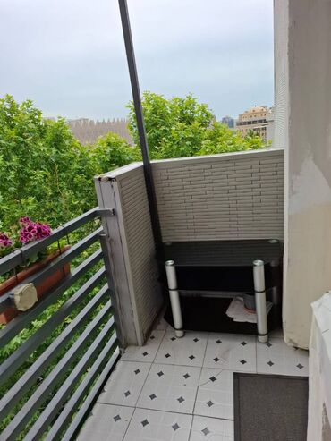 Köhnə tikili: 📍 Ünvan: İzmir prospekti 43 🏢 Köhne tikili bina (Xuruşovka — 5