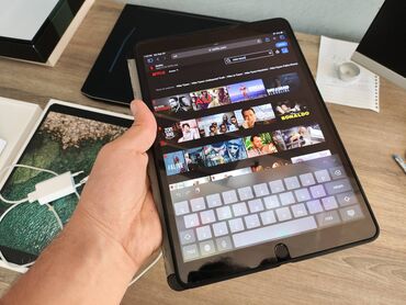 ipad keyboard: Ipad Pro 10.5 256 gb Wifi versiyadır. 2019-cu ildə almışdım. Üzərində