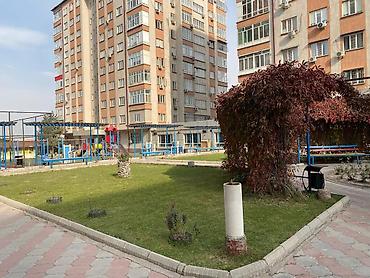 адна комнатная квартира: Сдается просторная 2-х комнатная квартира в элитном доме. Во дворе — 1