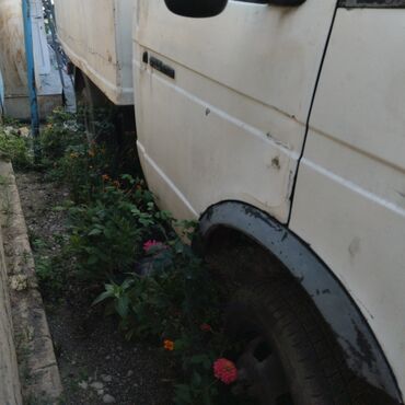 ot biçən traktor: Yükdaşımalar üçün ağ rəngli furqon. Furqonun arxa hissəsində qoşa