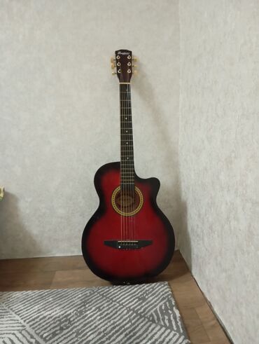 колки: Акустическая гитара RedSunburst с вырезом (cutaway). - Тип