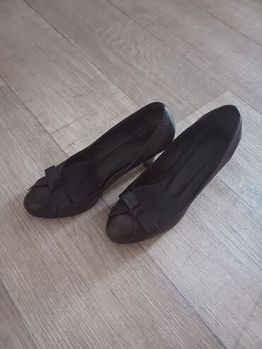 туфли даром: Туфли кожаные, 36 р, темно шоколадного цвета, в отличном состоянии