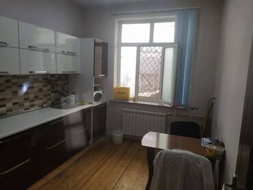 Ofislər: Nərimanov metrosuna yaxın təmirli 4 otağlı ofis 5 mərtəbəli binanın — 13