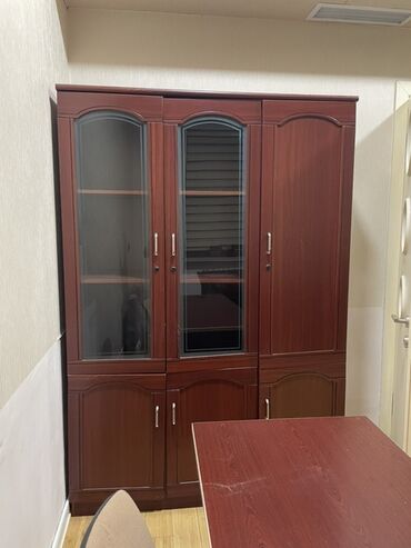 белый рабочий стол: Ofis mebel dəsti Tərkib: - Şkaf-vitrin: 3 bölməli üst hissə (orta