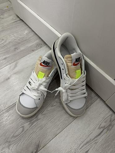 43: Nike Blazer Low — стильные низкие кроссовки в бело‑черной гамме — 2