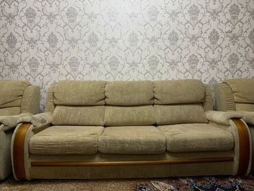 диван и два кресла: Прямой диван, цвет - Бежевый, Б/у