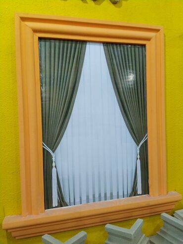 столи для кафе: Porta və pəncərə çərçivələri üçün istifadə olunan, divar və pəncərənin