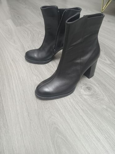 Tərliklər: Qadın üçün qara dəri botlar - Material: hamar qara dəri, iç hissə