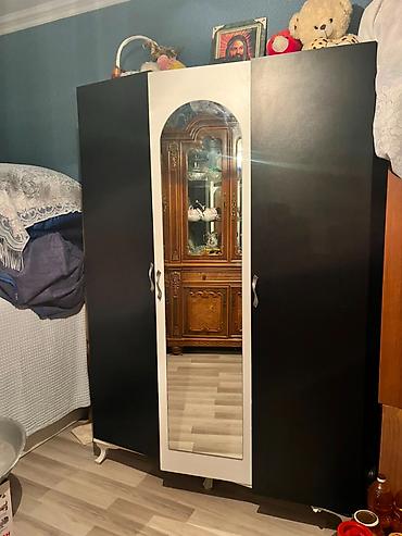 asılqan paltar: İşlənmiş, 3 qapılı, Güzgülü, Qara, Taxta, Açılan, Düz dolab — 2