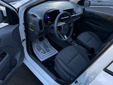 Kia: Интерьер автомобиля Kia Picanto с серыми тканевыми сиденьями. На