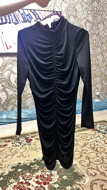 stoyka varatnik: Qara rəngli, uzunqol, dizə yaxın uzunluqda ziyafət donu. Parıltılı — 1