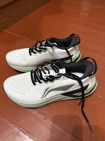 женская одежда бишкек оптом и в розницу: Белые кроссовки Li-Ning с черными шнурками и отделкой. Легкая и