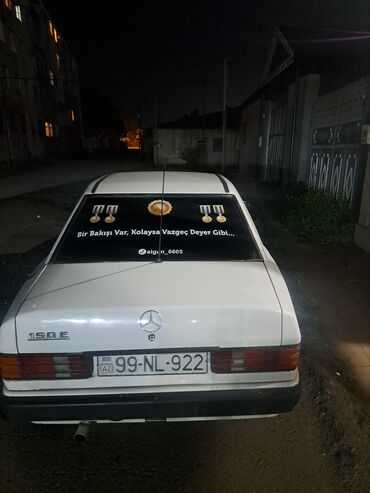 Mercedes-Benz 190E modeli, ağ rəngdə, dördqapılı sedan kuzov tipinə