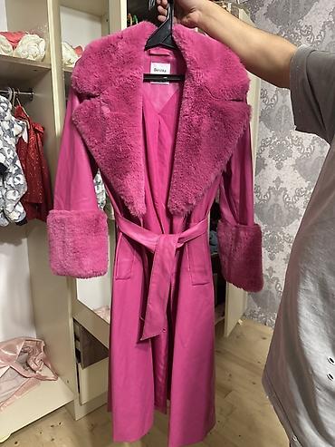 kofta qadin: Bershka qadın palto - Rəng: canlı çəhrayı - Uzun model, beldən kəmərlə — 1