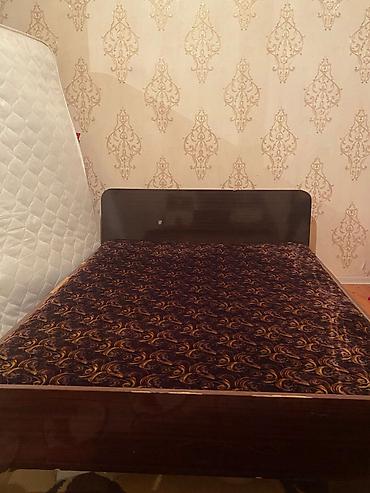 islənmis yataq dəsdi: Taxta çarpayı - Material: parlaq tünd ağac teksturalı MDF/taxta — 1