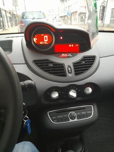 Renault: Renault Twingo – gradski hečbek, 3 vrata, srebrna boja. Karoserija i — 11