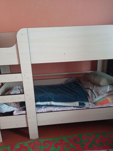 двухъярусная кровать и письменный стол: Двухъярусная кровать