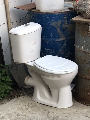 bacoklar: Ağ unitaz, oturacağı və su çəni daxildir. Hamam və ya tualet üçün əsas