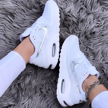 Patike: Nike air max command patike

Novo
Brojevi 36 do 41 — 14
