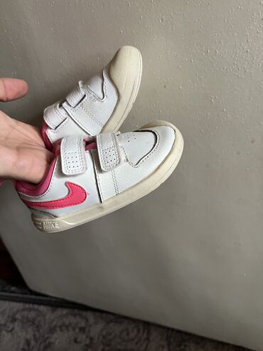 детские белые кроссовки: Кроссовки NIKE оригинал 22 размера. Качество, состояние отличное на
