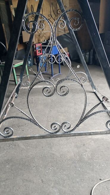 Откатные ворота: Элегантные кованые ворота черного цвета с изящными золотистыми — 30