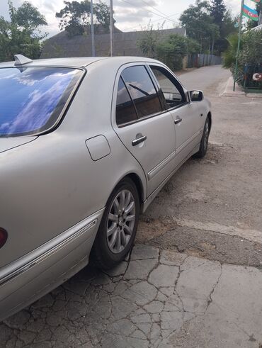 Mercedes-Benz: Mercedes-Benz E-Class: 2.2 l | 1998 il Sedan — 9