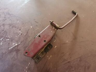 Auto delovi: Drzac prednje haube Lada 21213,21214 Niva br.1. Polovno, ocuvano — 2