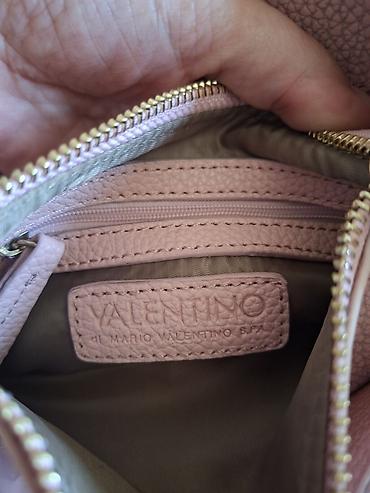 him rs: Valentino by Mario Valentino torba – svetloružičasta, zrnaste teksture — 1