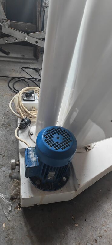 Ostali kuhinjski aparati: Rotaciono sito za brasno marke MAT-ING iz Nisa, u odlicnom stanju kao — 9