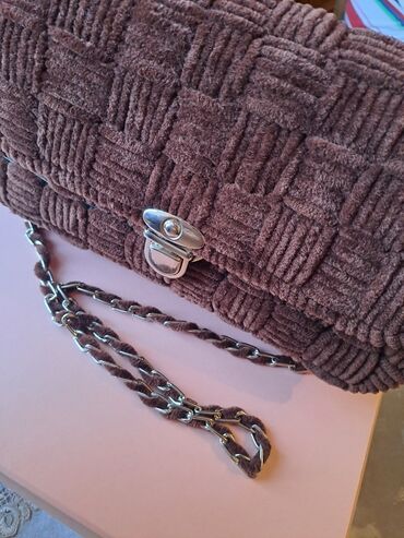 Çantalar: Hər ikisi əl işidi. Qəhvəyi rənglidə astar var, ağ rəngdə olanda — 6