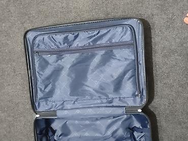 Чемоданы: Чемодан, Б/у, Материал: Пластик, Средний (40 - 70 л), На колесах — 6