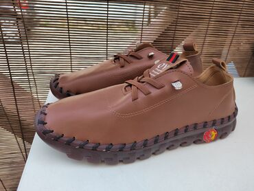 Sneakers & Athletic shoes: 40, color - Brown