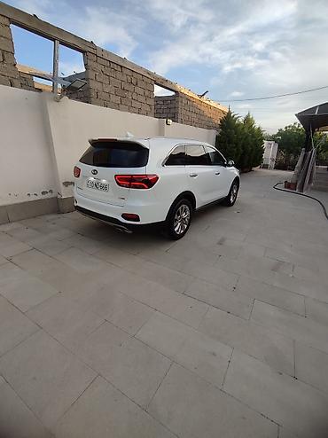 Kia: Ağ rəngdə olan Kia Sorento avtomobili. Avtomobilin arxa hissəsində LED — 9