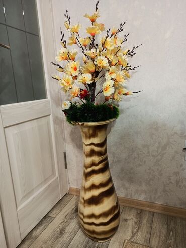 ваза напольная: Ваза напольная, декоративная.
Высота 70 см