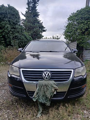 015 maşını: Volkswagen Passat sedan. Avtomobilin salonu qara rəngdədir və ön — 3