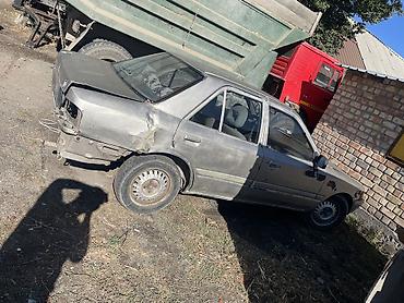 Mazda 323: 1988 г., 1.3 л, Механика, Бензин, Седан