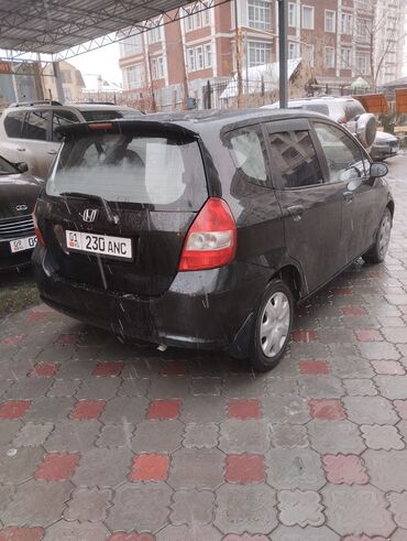 хонда фит рейка: Черный хэтчбек Honda Fit с узнаваемым дизайном и задним спойлером