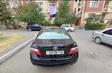 m rul: Toyota Camry sedan - Korpus: qara rəng, 4 qapı - Mühərrik: benzin, ön — 2
