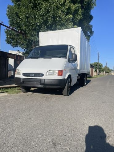 yuk masini: Ford Transit bazasında ağ rəngli furqon yük maşını. Bu vasitə yük