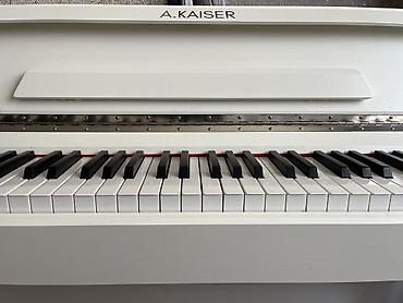 Музыкальные инструменты: Elektron piano 
Yeni kimidir 
Köçdüyüm üçün satıram — 5