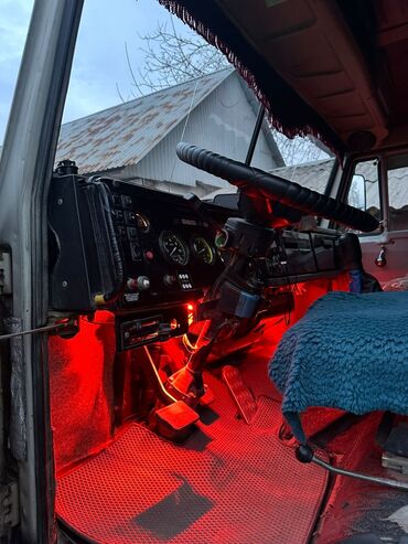 Другой строительный транспорт: Самосвал КАМАЗ, трехосный (6x4), оранжевый кузов. Основные — 5