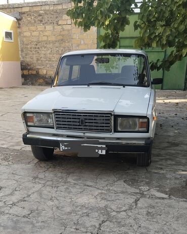 ваза богемия: Ön hissədən görünən ağ rəngli sedan. Avtomobilin ön faraları, radiator