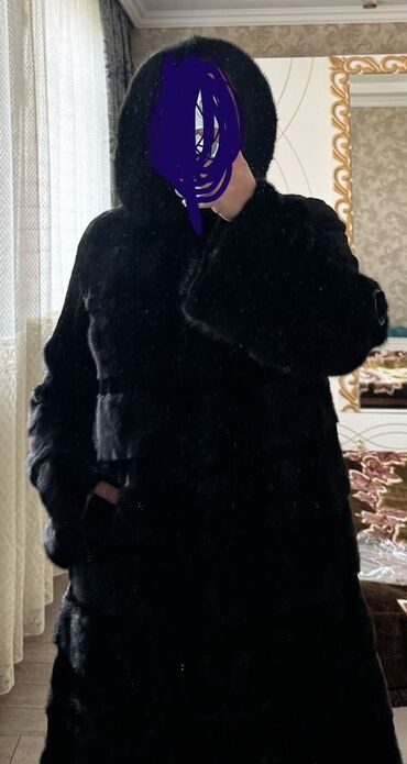 Kürklər: Kristina brendinə məxsus qara rəngli, başlıqlı xəz palto. Bu uzun — 8